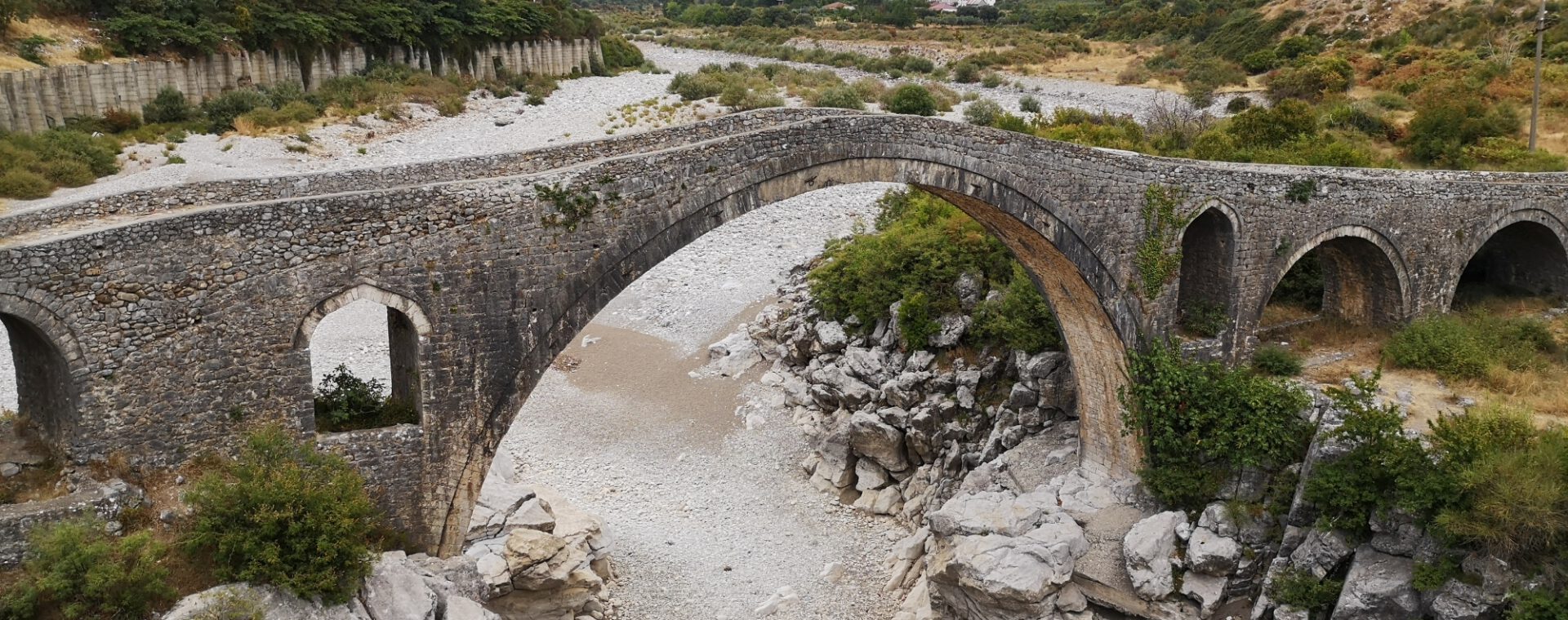 Albaniens beeindruckende Berge im Norden Spätsommer Schneckenhaus